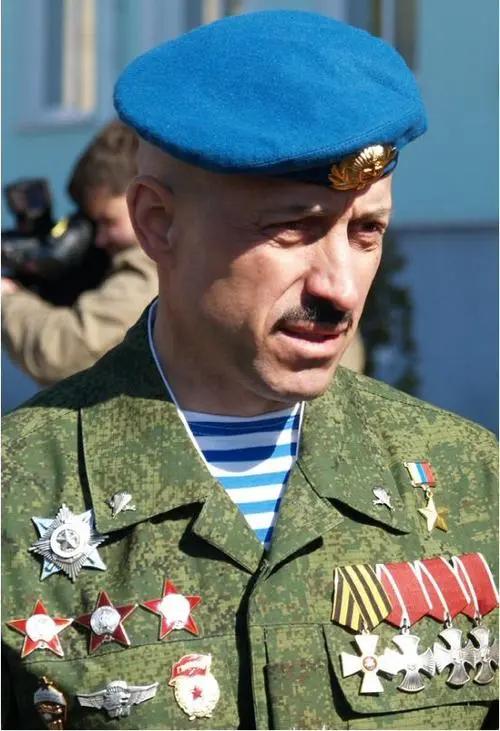 断腿不下战场，单挑百人抢回战友遗体，俄罗斯“平头哥”折服普京