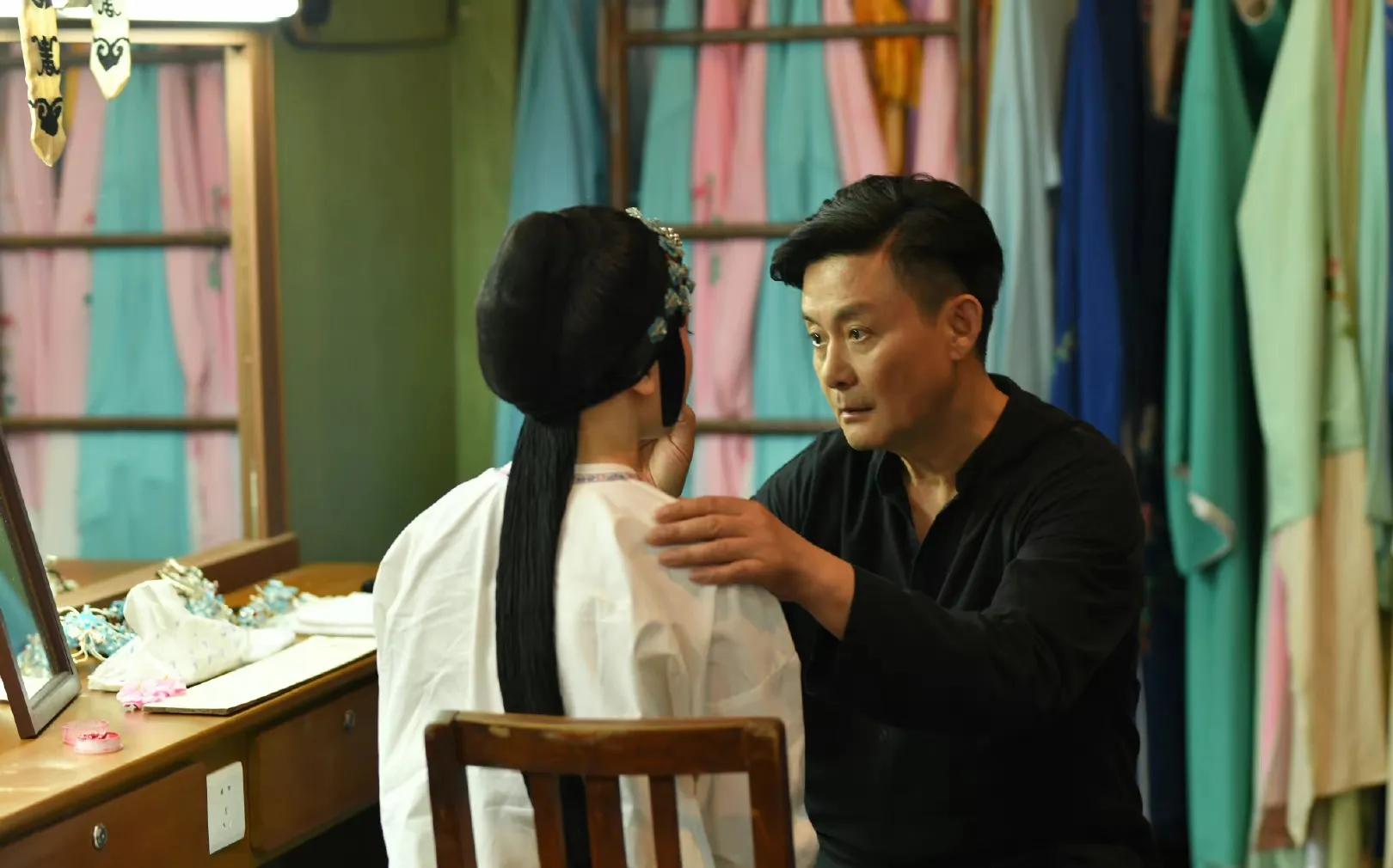 邢岷山：娶了老师的女儿，成名后更爱她，带着岳父母拍戏