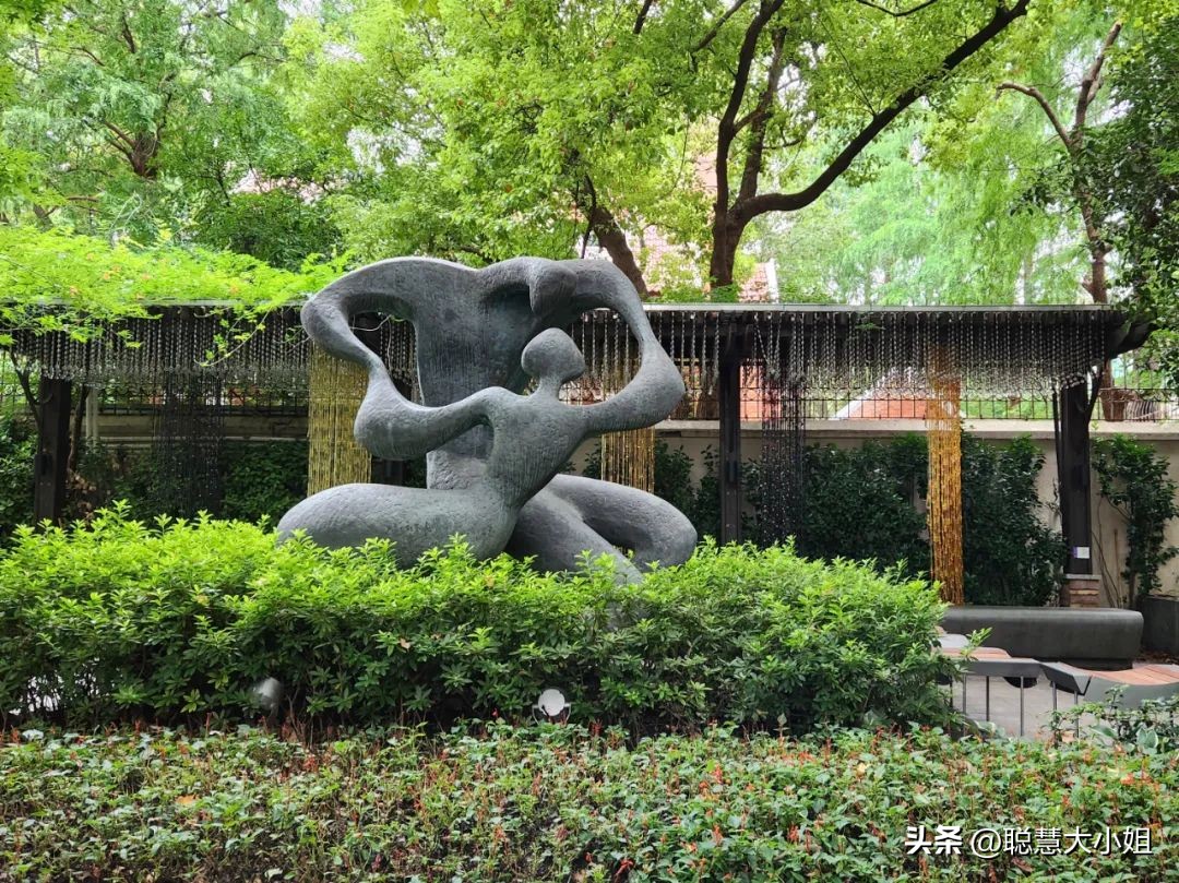 去这条充满松弛感的“小马路”，慵懒地溜达一天才是正经事