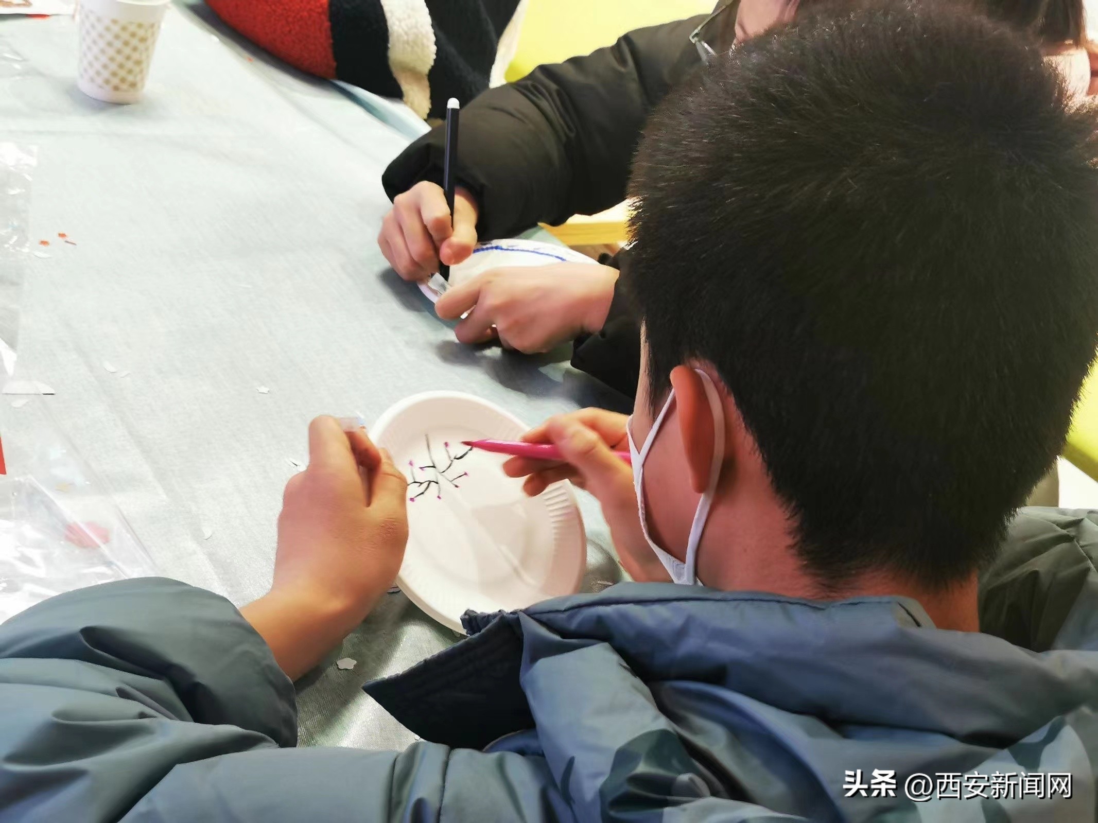 巧手做花灯冰雪文化季,巧手做花灯传承民俗情