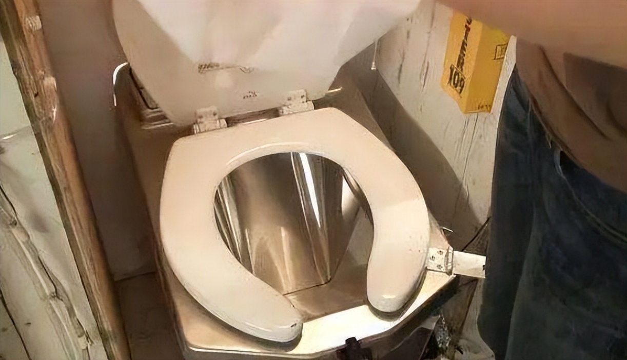 为什么美国的马桶前面有个缺口,美国马桶前面有个缺口