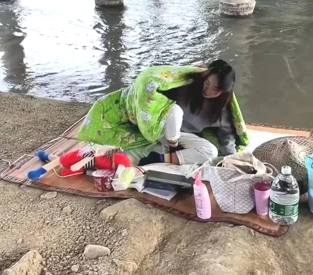 因创业失败，女大学生携带铺盖和电脑住在桥底，寒风中只穿着睡衣