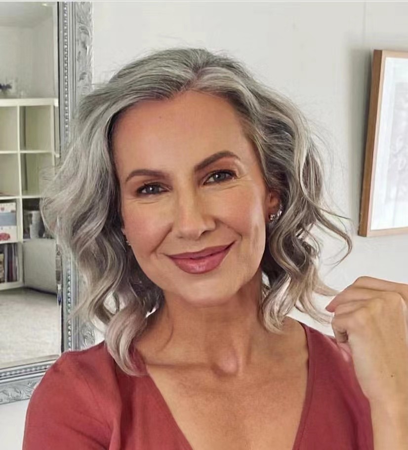 55岁头发少烫什么卷发显年轻,老年花白短卷发