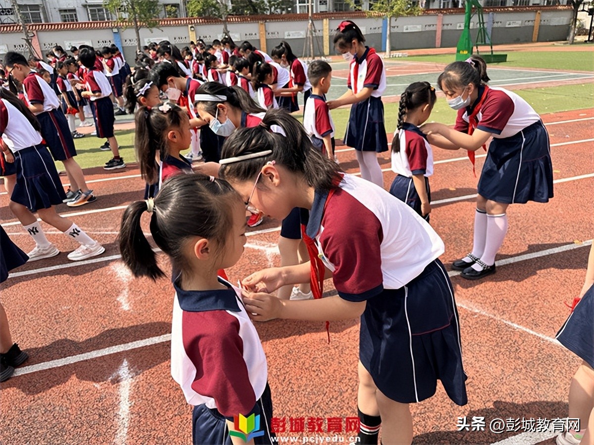 徐州市湖滨中心小学新队员入队暨一星章颁章仪式