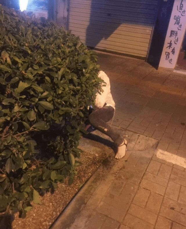 男孩给女孩买卫生巾搞笑视频,男生帮女生买卫生巾爆笑视频