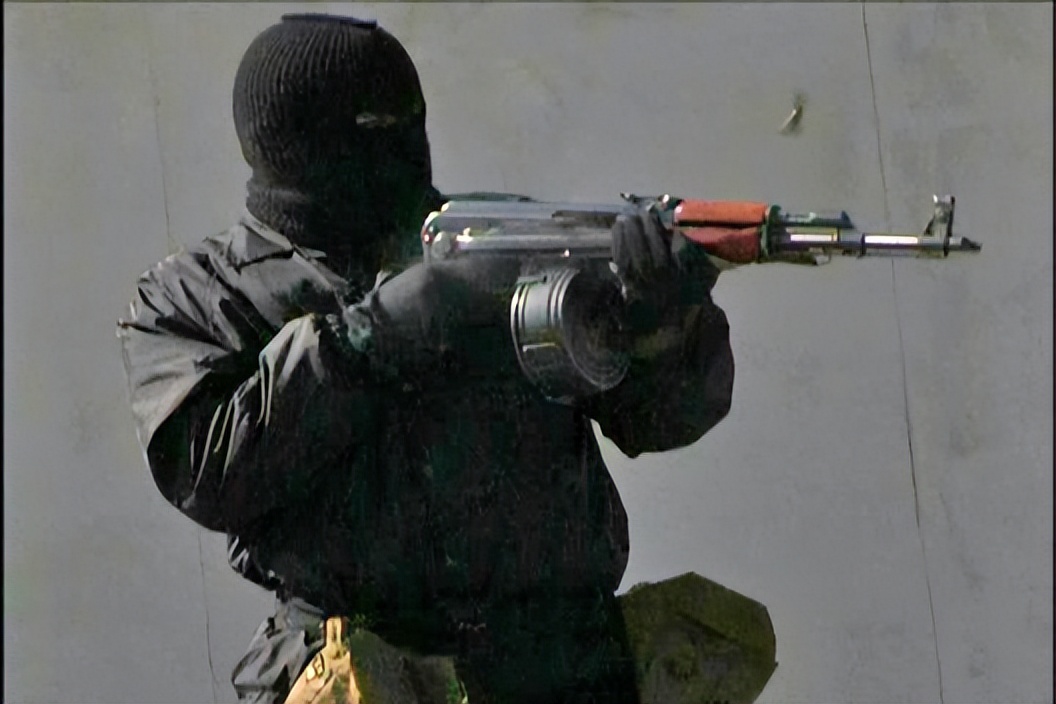 美警与劫匪的军备竞赛：手枪打不过劫匪、巡警配突击步枪