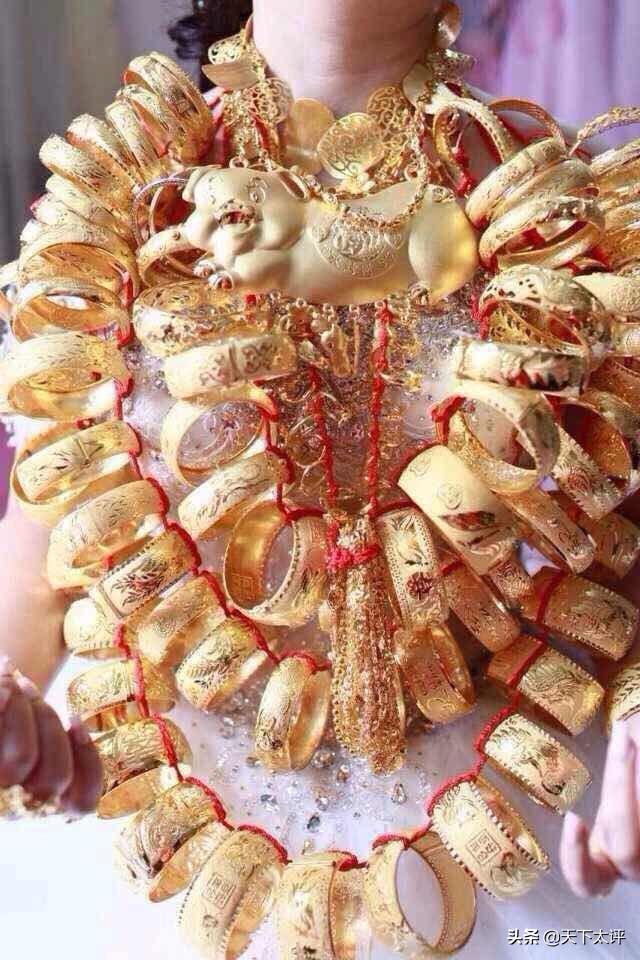 广东结婚新娘戴满金首饰,广州习俗给新娘戴金