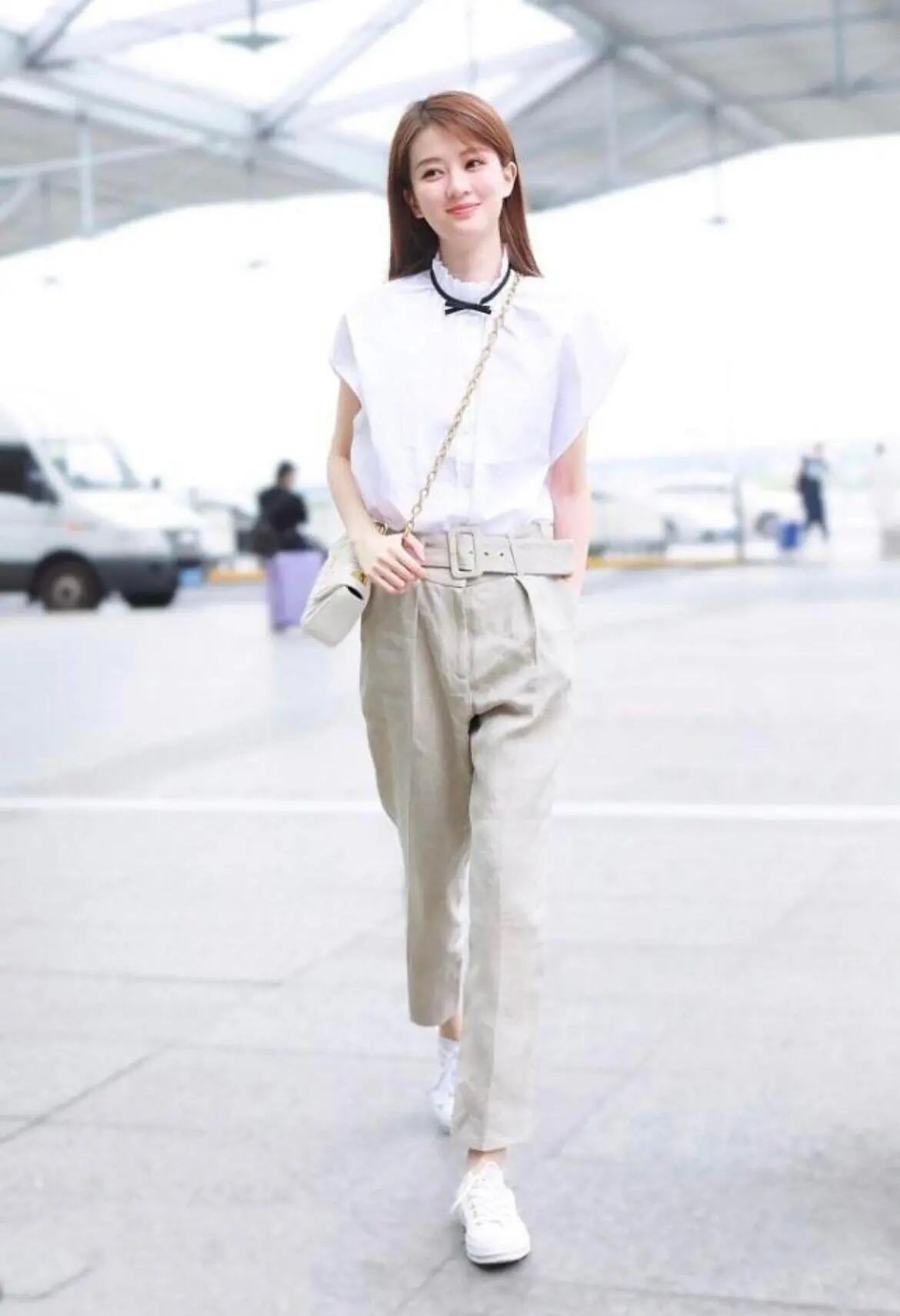 乔欣的清新白色系穿搭,乔欣露脐t恤紧身牛仔裤穿搭