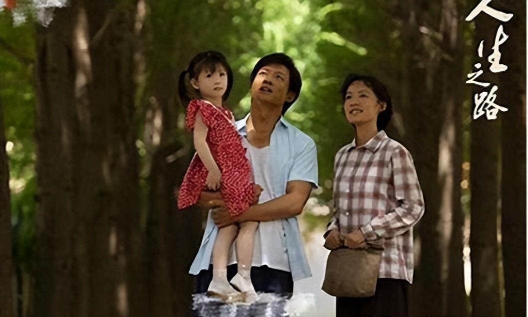 干瘪黑瘦，一口假牙，这就能演“村花”？观众表示越看越觉得假