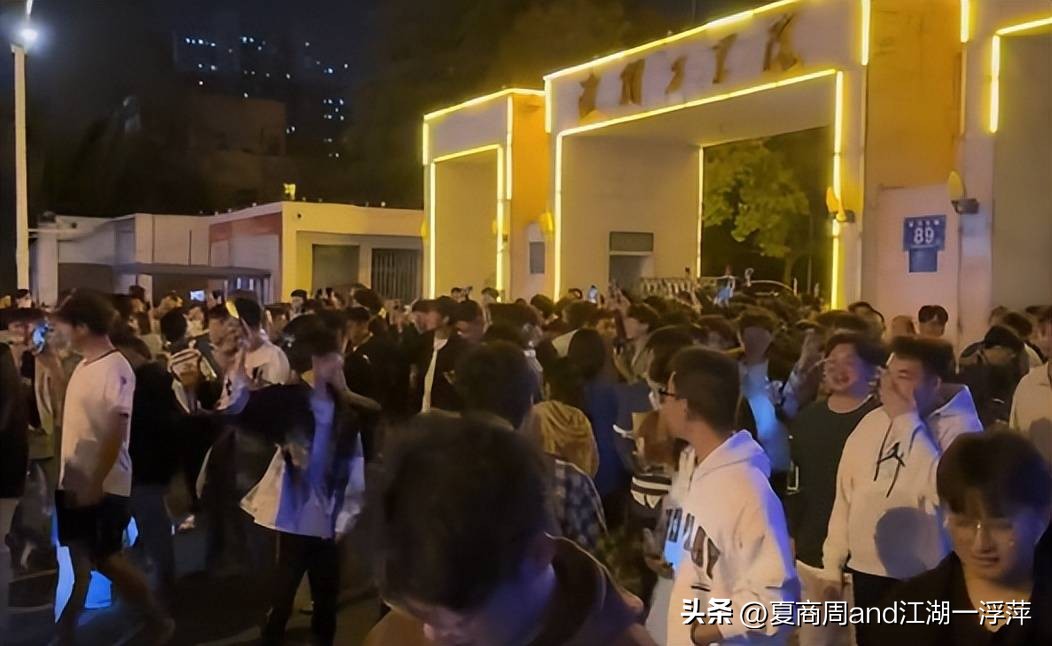 川媒情侣,川媒情侣在教室