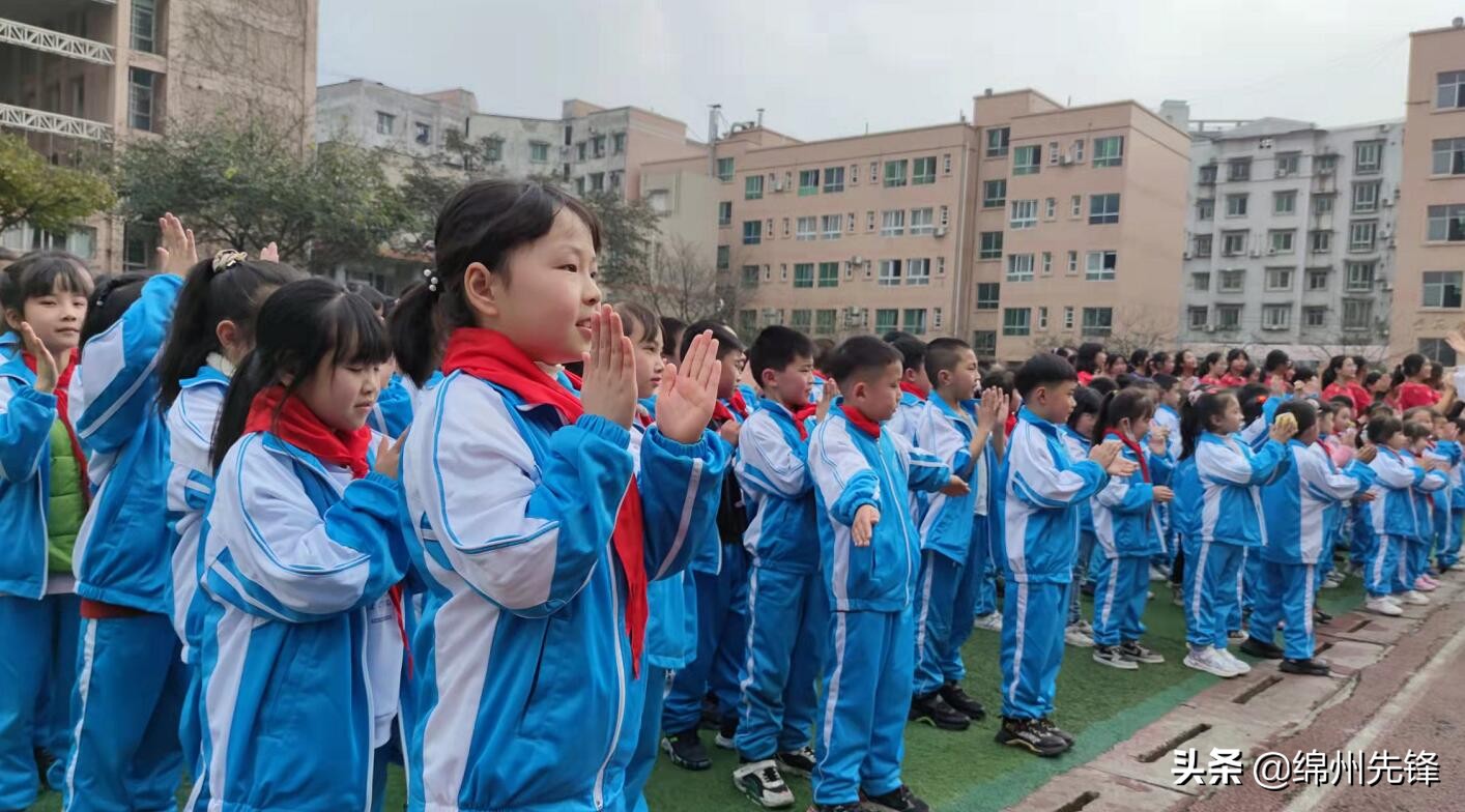 张琳艳回母校被老师塞糖,张琳艳恩师