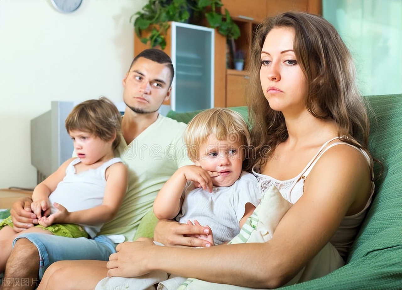 女人独自在家带娃崩溃大哭,带娃太累崩溃大哭