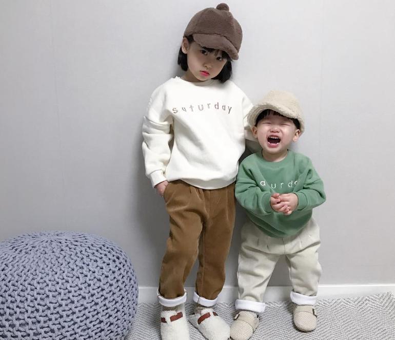 哥哥踩着弟弟胳膊喂饭,哥哥踩住弟弟的胳膊喂饭