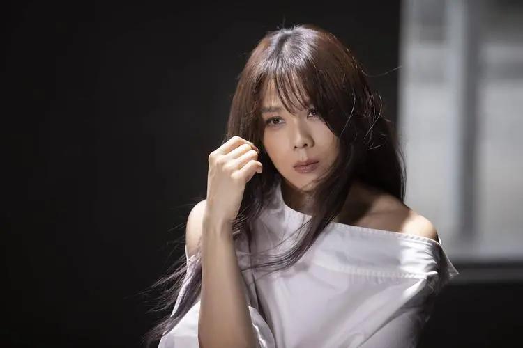 台湾疫情严峻!曾宝仪确诊直不起身,谢依霖全家确诊儿女高烧40度