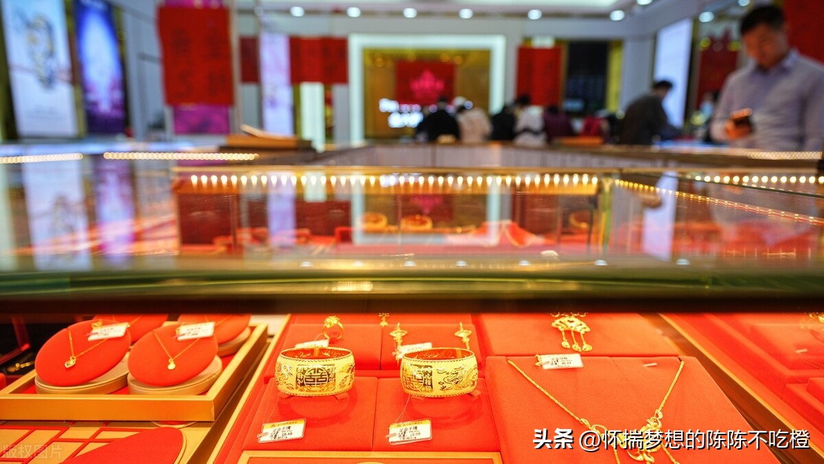 情人节到了给女朋友买什么礼物呢,情人节应该给女朋友买什么礼物