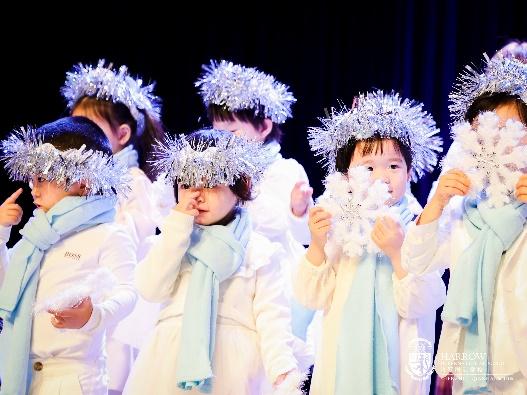 哇！这些学校的圣诞节也太“卷”了！圣诞老人、无人机都来了