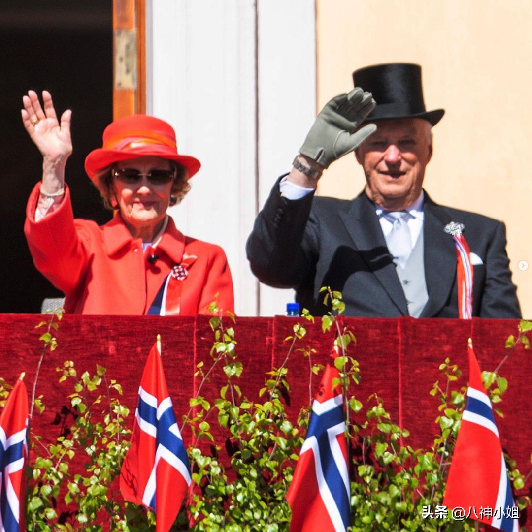 85岁平民王后替夫出席公务，大牌不断，婚姻竟然是欧洲最美满的？