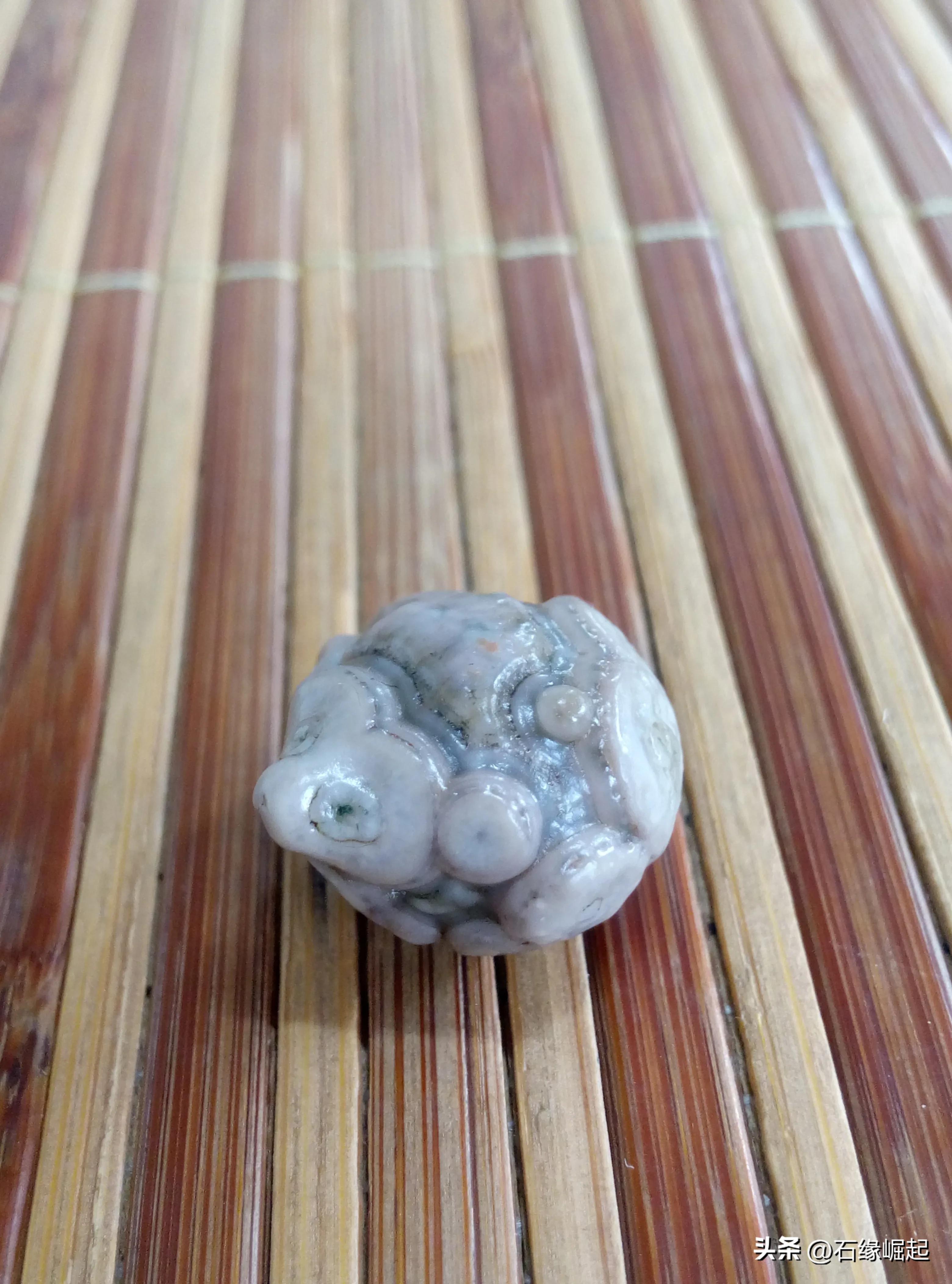 一块小小的石头也能让你这么开心 (一块小小的石头怎么敢这么滑)