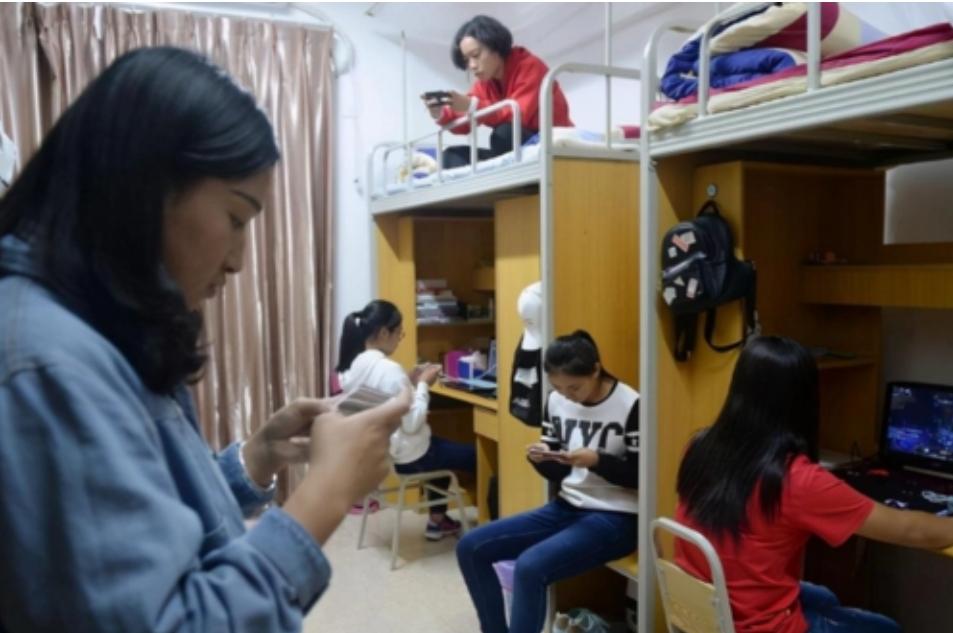 毕业离校舍友挥泪告别,盘点大学毕业舍友分开时