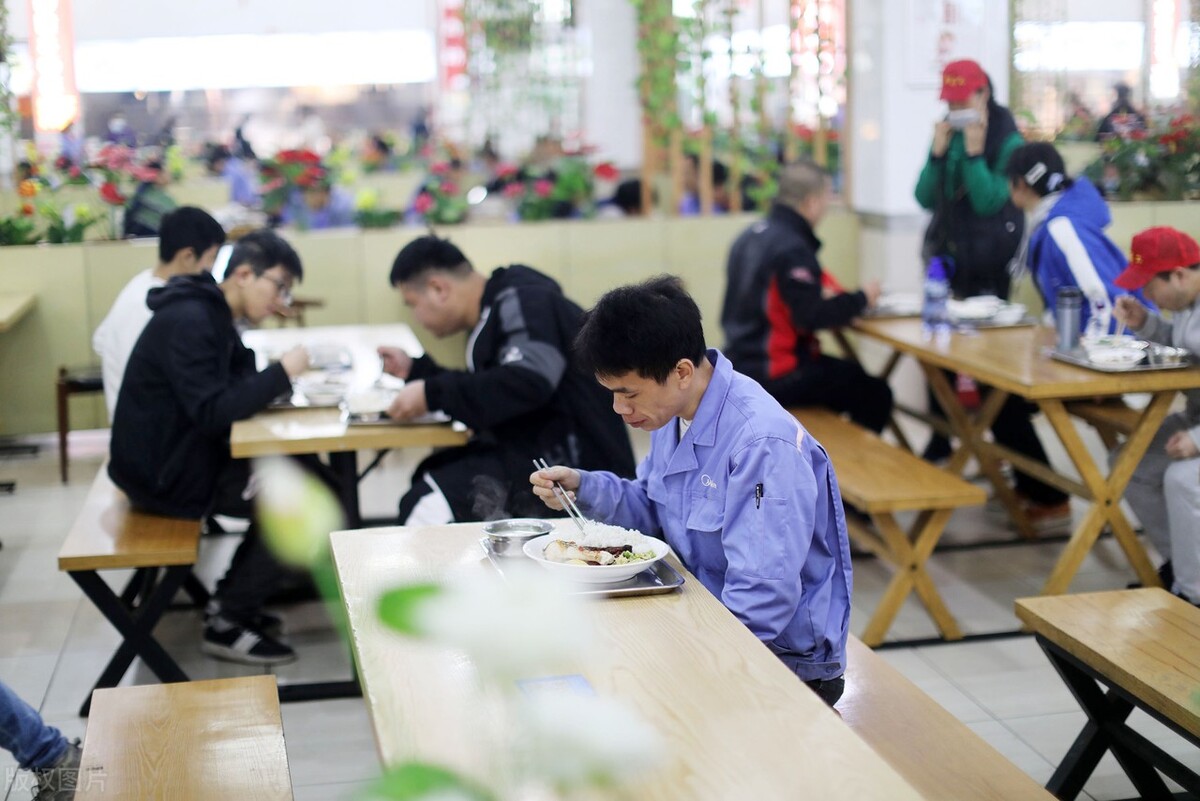 进入电子厂工作有什么前途,20出头的年轻人适合进电子厂吗