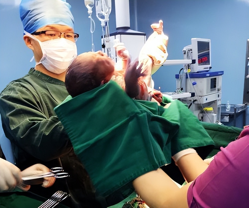 妇产科男医生面对女性隐私部位时，会觉得尴尬吗？医生说出无奈