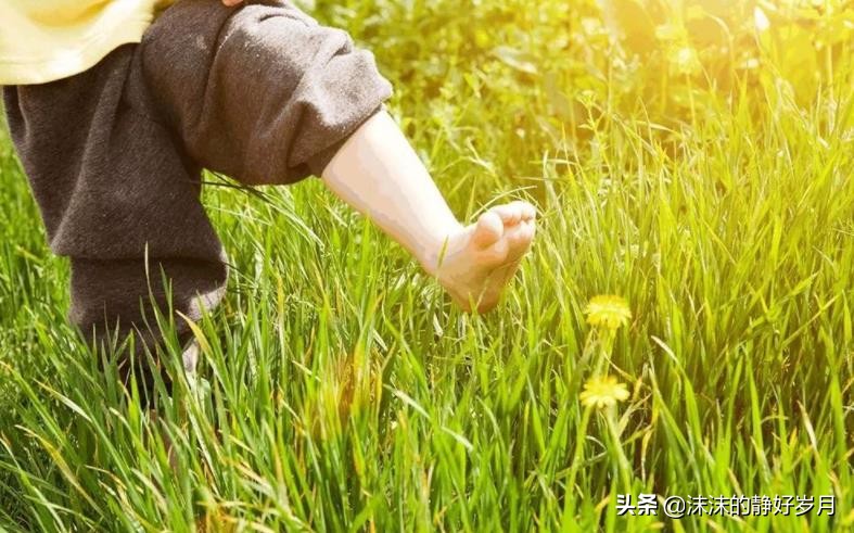 让宝宝光脚好处竟然这么多,让孩子光脚的好处