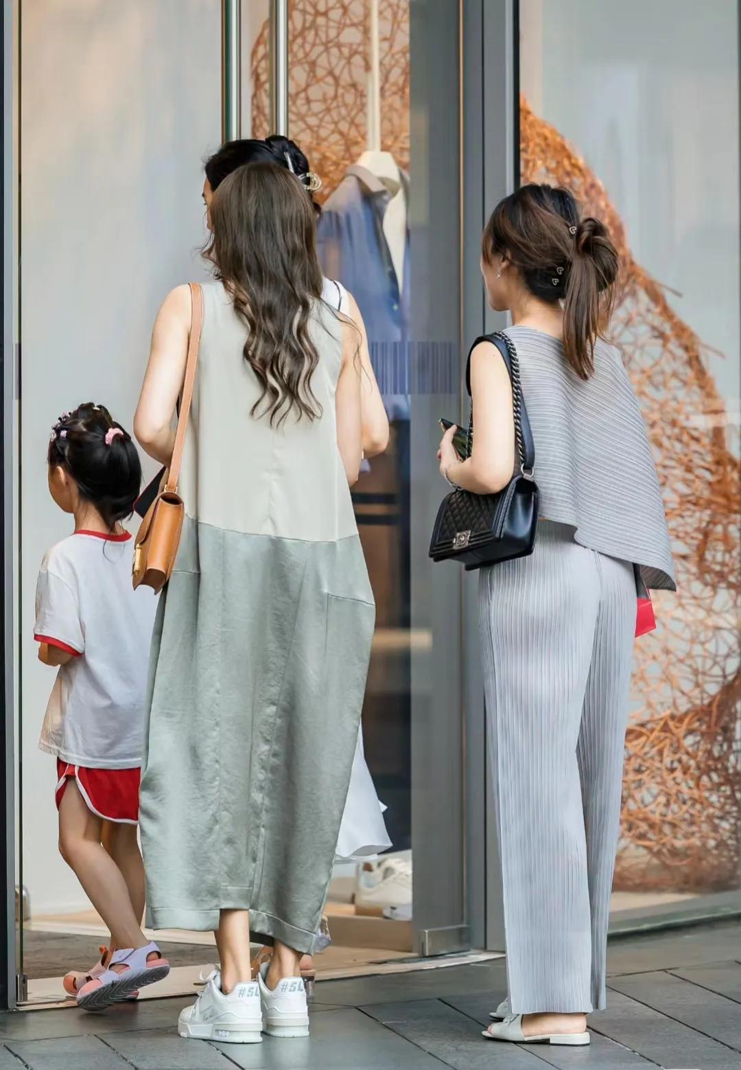 深圳市时尚街拍,穿衣风格干净有气质街拍