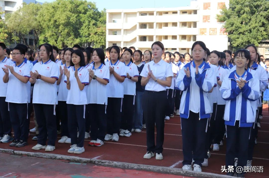 阆中中学举行2023年秋开学典礼暨学生表彰大会