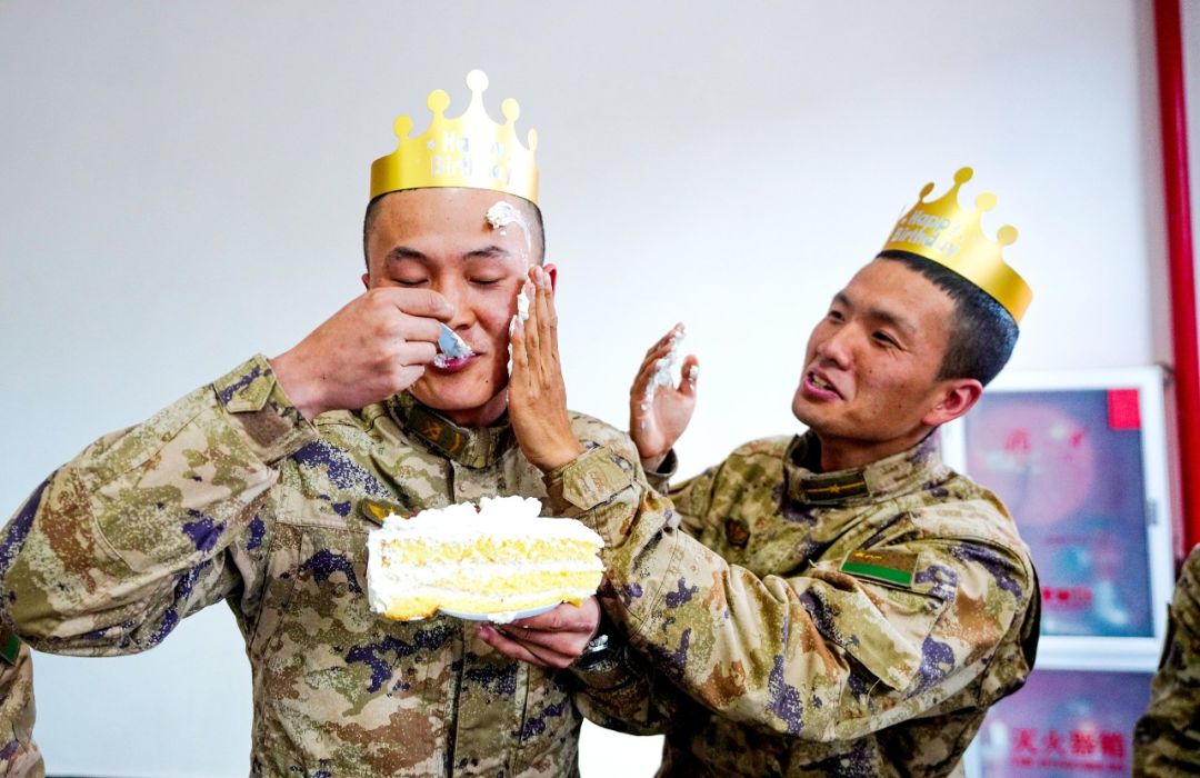 布置过生日的场面,在海底捞过生日的场面