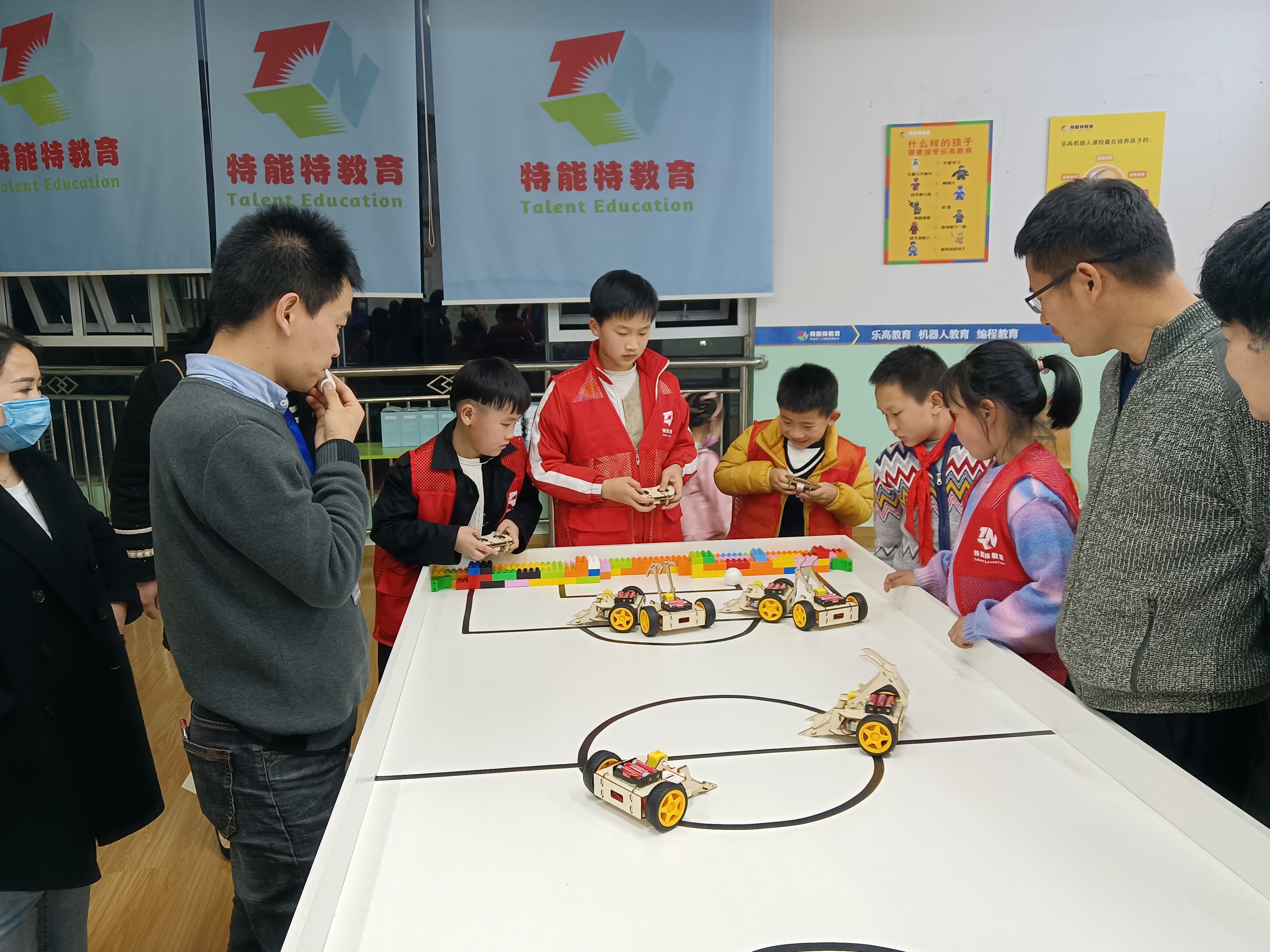 巴*特中**能特教育举行少儿机器人足球大赛