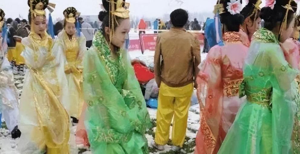 横店群演的悲惨事件,20万横店群演现状美女成群