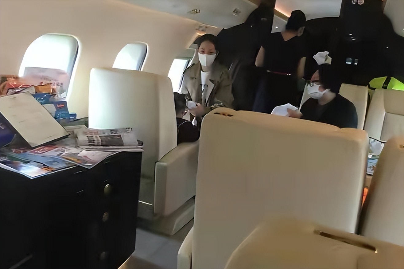 向佐郭碧婷一家去游乐场，儿子大眼睛像奶奶，女儿超大胆逗笑爸爸