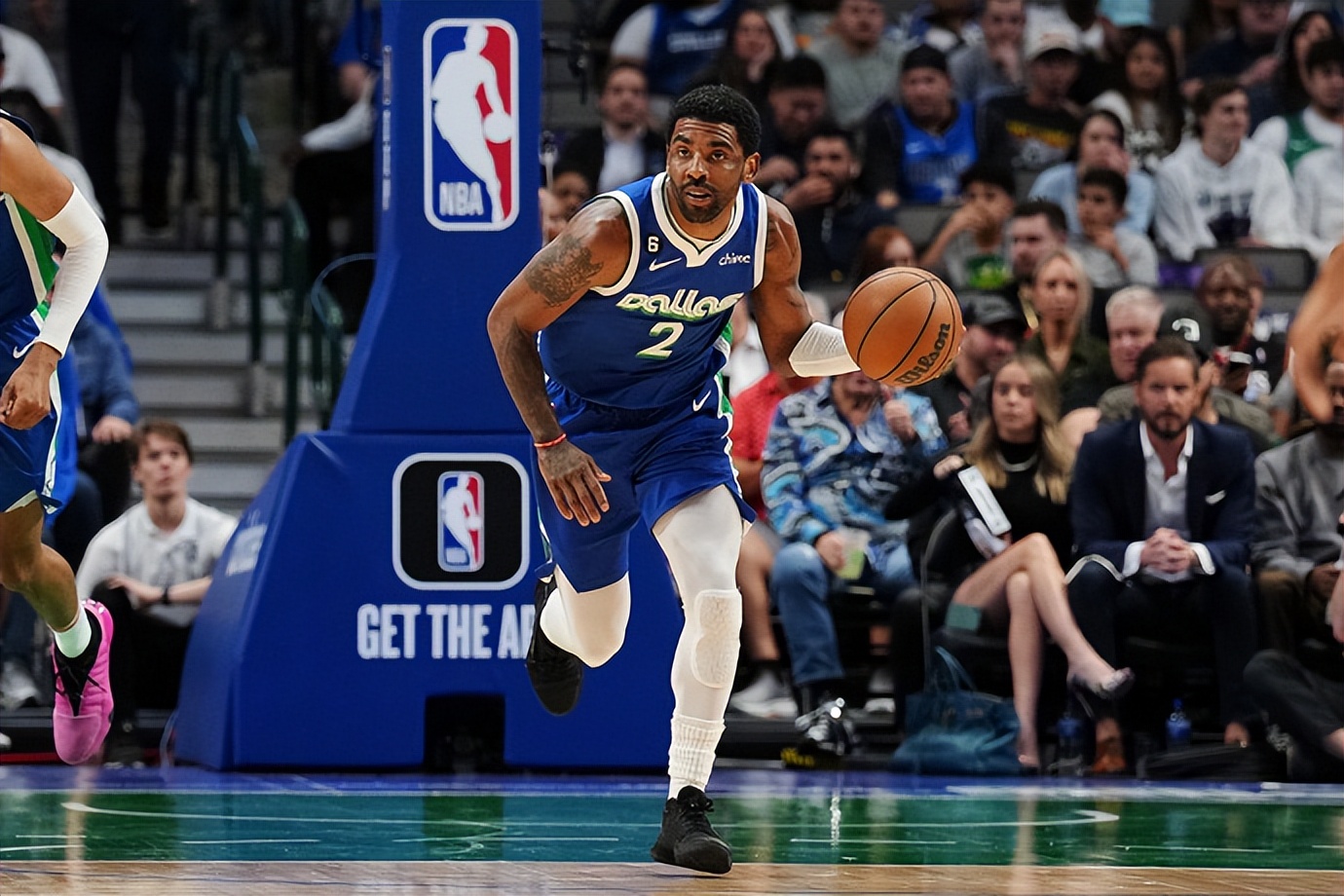 东契奇欧文末节联手打出8比0,半场三双东契奇