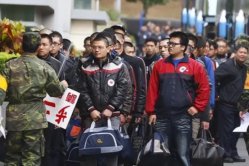 台当局称只要满足条件就可以接受大陆入伍，网友：能携带装备去么