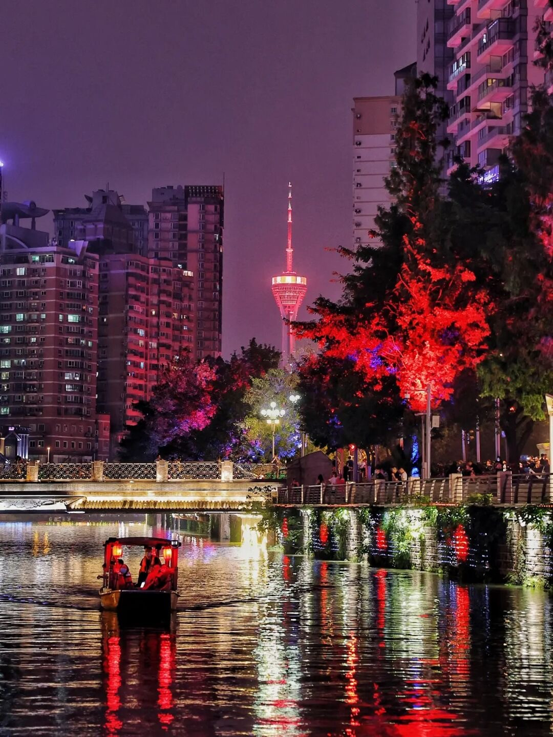 成都上新被施了魔法的“无蚊公园”!逛朋克风夜市、奇异洞穴书店