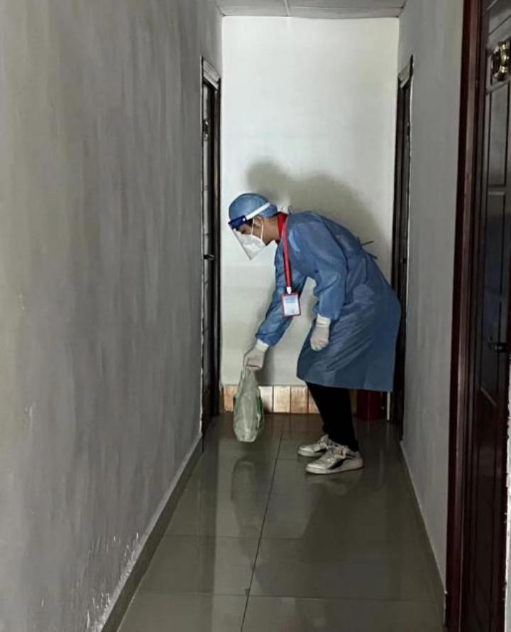 疫情期间，她推迟退休，他代购奶粉，他们上门找老人……