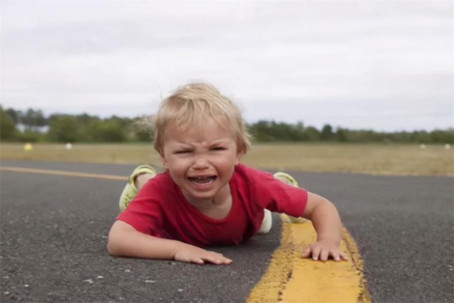 小孩摔倒了父母不要太夸张,孩子摔倒后父母应该怎么处理