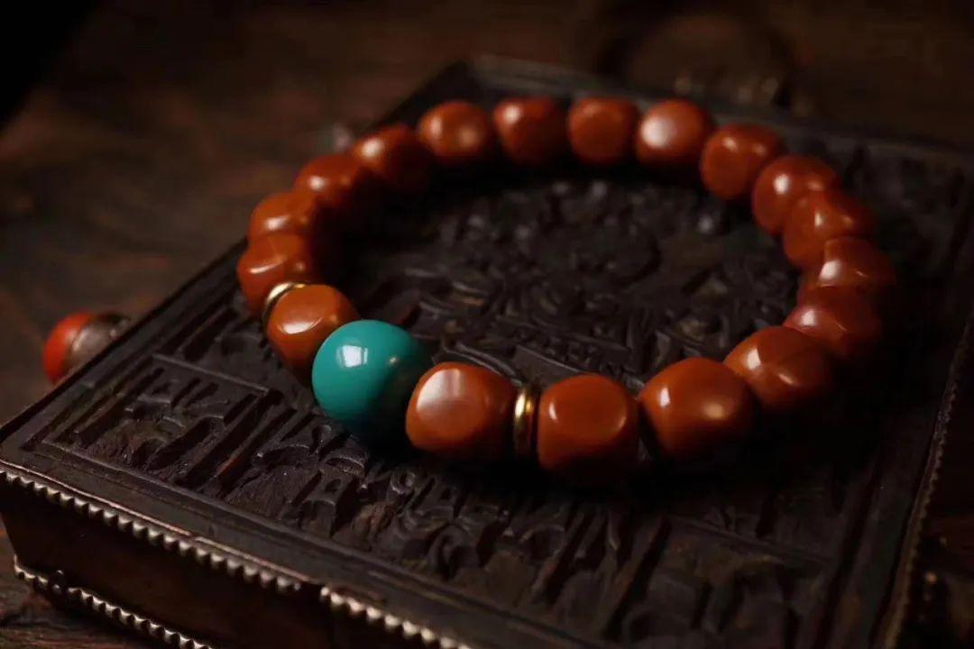 男人能不能佩戴鸡血石手串,文玩手串可以随便戴吗