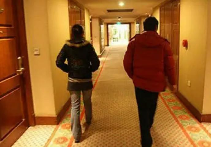 异性同事同住宾馆合法吗,16岁异性同住宾馆违法吗