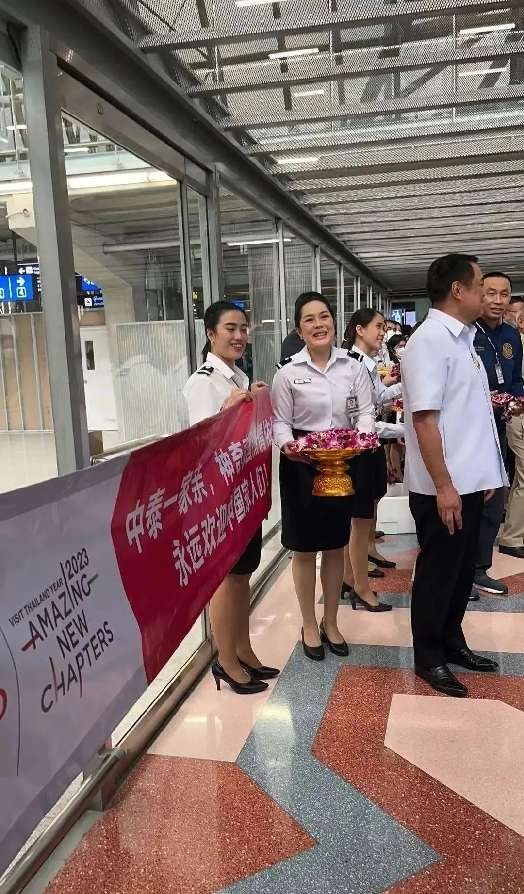 去韩国，中国人要挂块牌子被人围观取乐