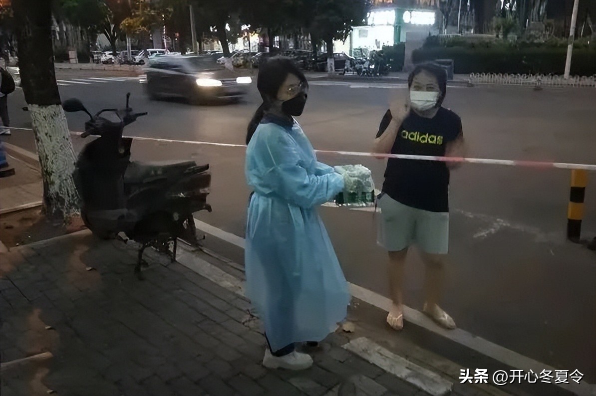 核酸检测站两女发生矛盾大打出手,父子核酸检测点殴打民警