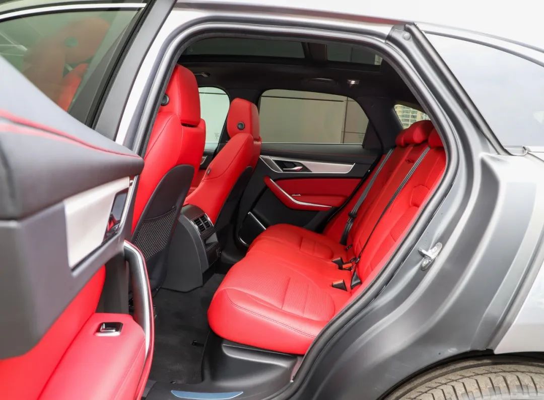 全铝车身进口捷豹f-pace优惠10万,全系优惠30万的车