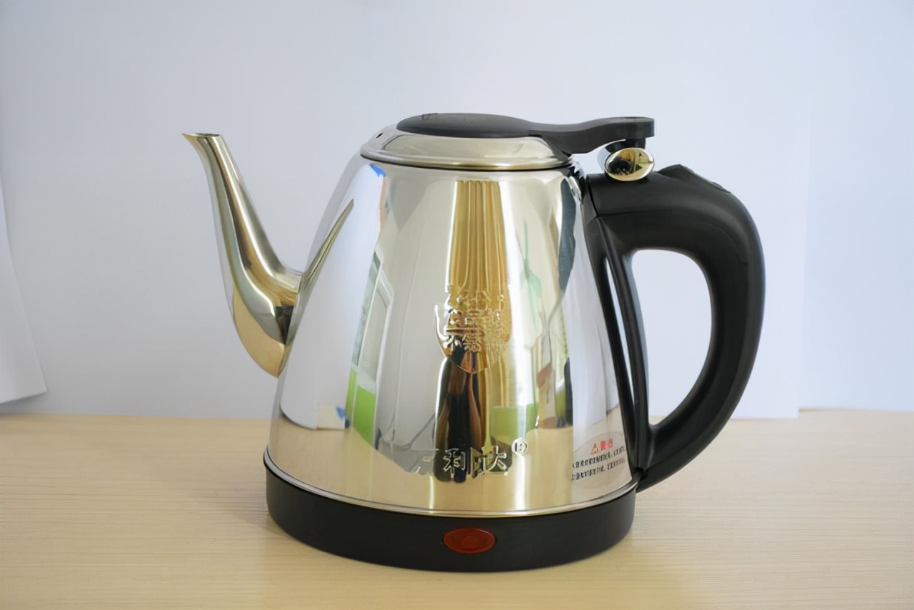 长期喝电热壶烧的水重金属超标,电热水壶烧水喝中毒和致癌吗