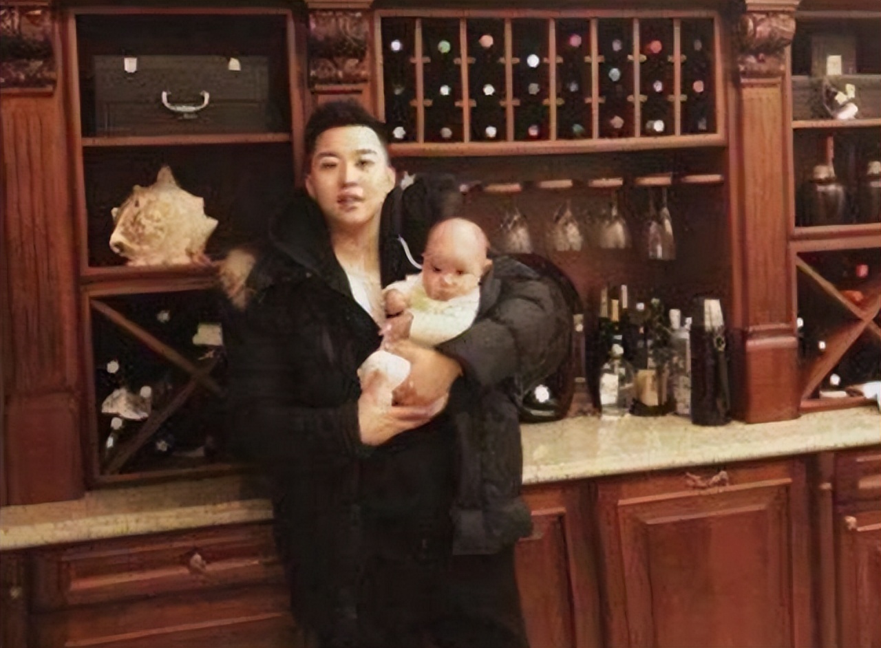 4年前，那个花50万买精子生五国混血的吉林妈妈，如今生活怎样了