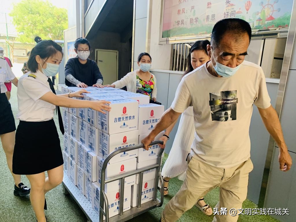 【文明实践在城关·爱心助力中考】城关区新时代文明实践中心携手爱心企业为莘莘学子捐赠2000箱优质矿泉水