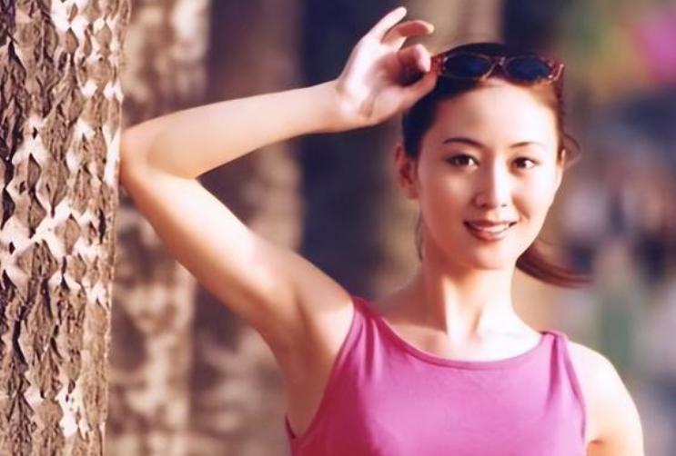 汤加丽：因当“人体模特”被丈夫抛弃，被父母嫌弃，47岁仍然单身