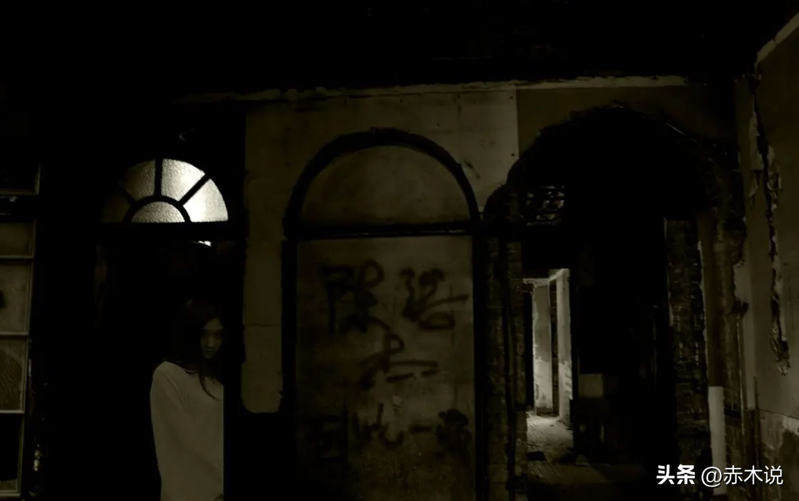 精神摧残、囚禁酷刑，这个男人指使女友杀害至亲，致使七人丧命