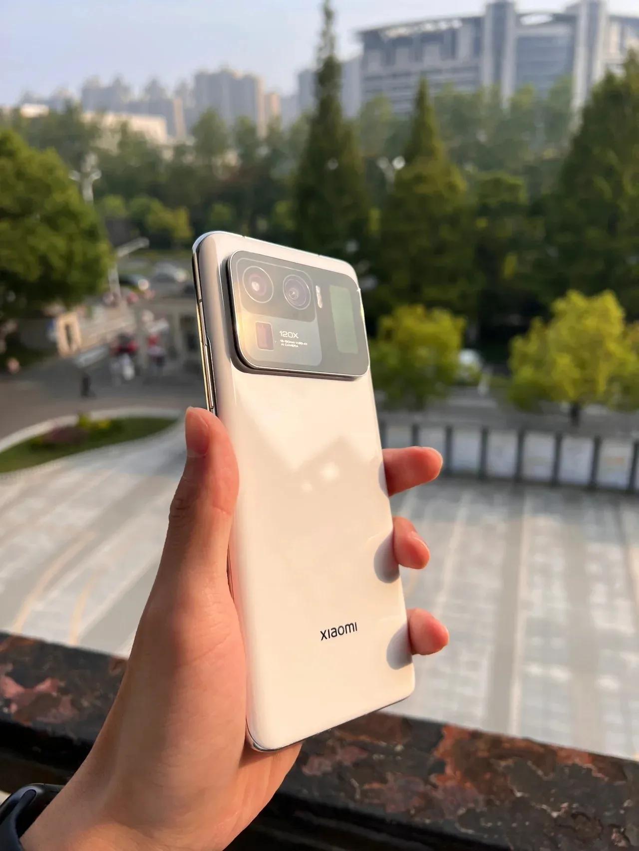 小米11ultra与苹果对比,用了三年多的苹果11需要换手机吗