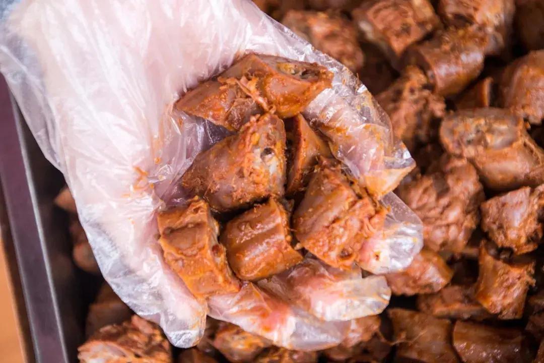 盘点鸭脖的三大“巨头”,鸭脖三巨头年轻人不爱啃了吗