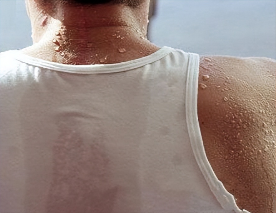 动不动就出汗尤其背后出汗多,泡脚出汗和不出汗是什么体质